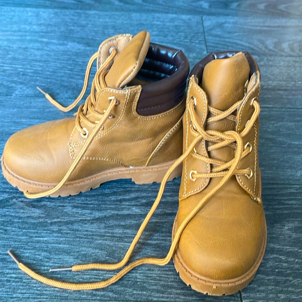 NWT Rugged Bear brown boots